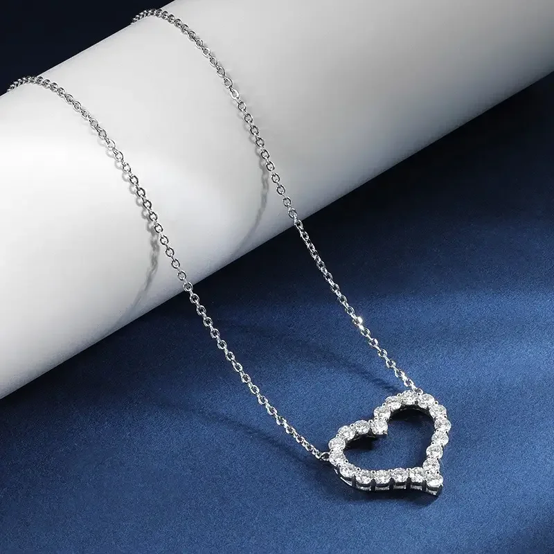 Sweet Peach Heart Clavicle Necklace for Women – Korean Zircon Love Pendant Chain (Elegant Light Luxury Jewelry)