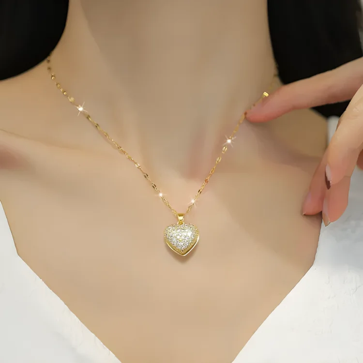 Luxury Hollow Peach Heart Pearl Necklace for Women – Gold Plated Stainless Steel Clavicle Chain (Elegant Minimal Jewelry)